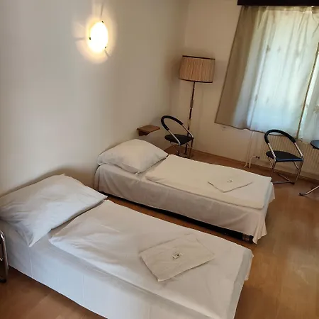 Dvojlozkova Izba Cislo Osem *